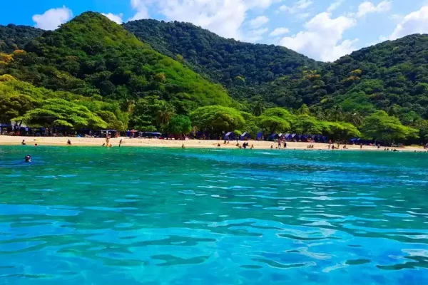 playa-cristal-parque-tayrona-870x555-1.webp